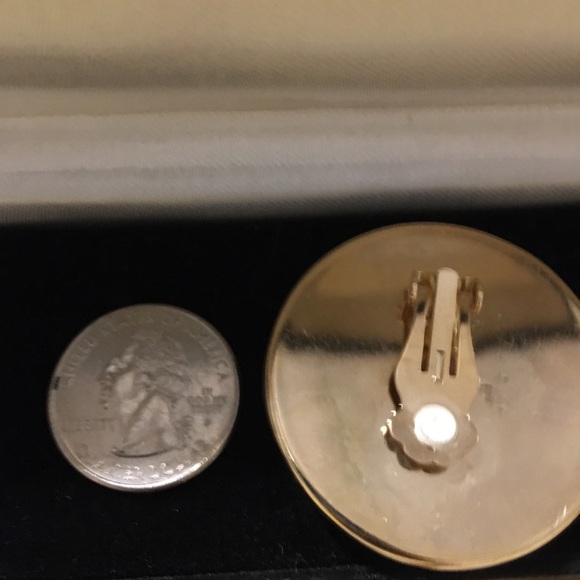 Vintage clip on button earrings - Picture 2 of 2